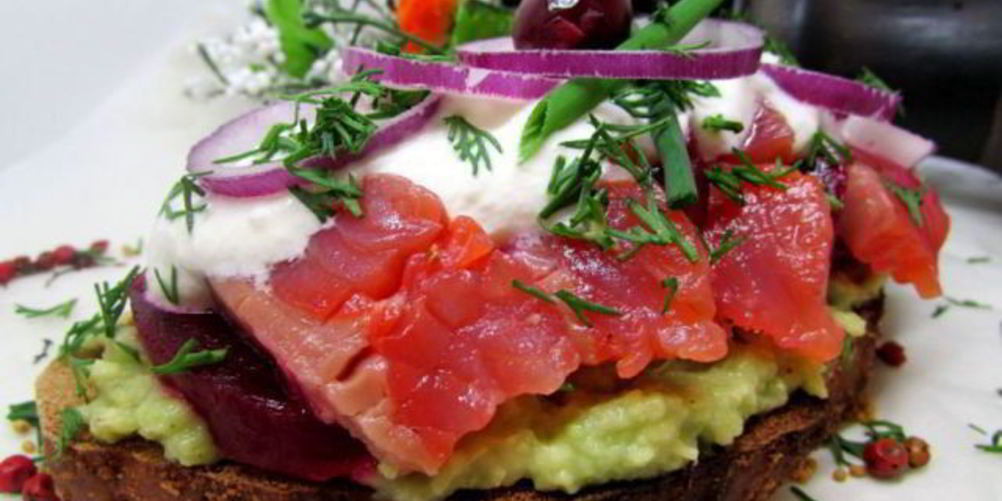 Рецепт бутербродов с лососем, свеклой и авокадо