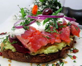 Бутерброды с лососем, свеклой и авокадо