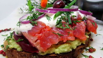 Бутерброды с лососем, свеклой и авокадо