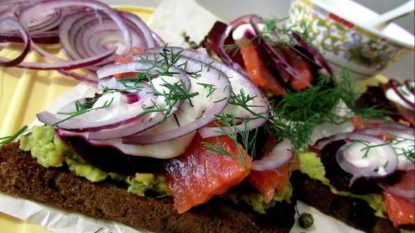 бутерброды с лососем, свеклой и авокадо