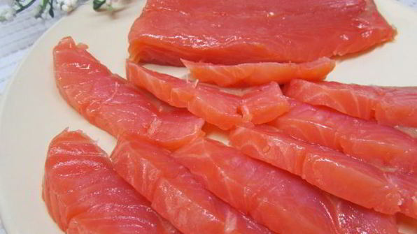 бутерброды с лососем, свеклой и авокадо