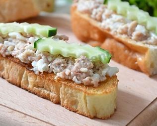 Бутерброды с печенью трески, огурцом, яйцами