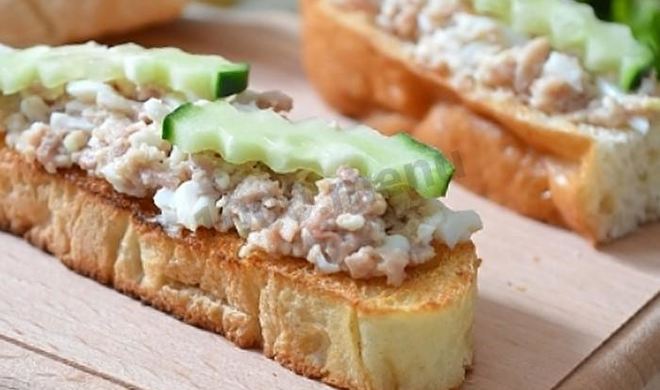 Бутерброды с печенью трески, огурцом, яйцами