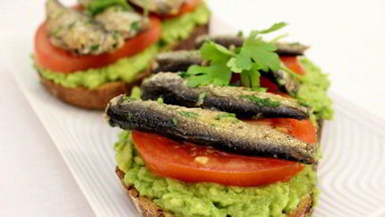 Бутерброды со шпротами и авокадо