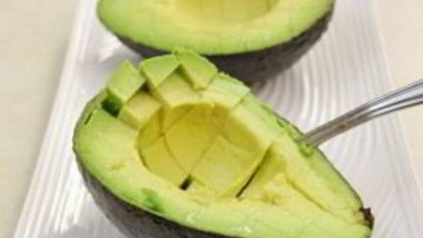 бутерброды со шпротами и авокадо