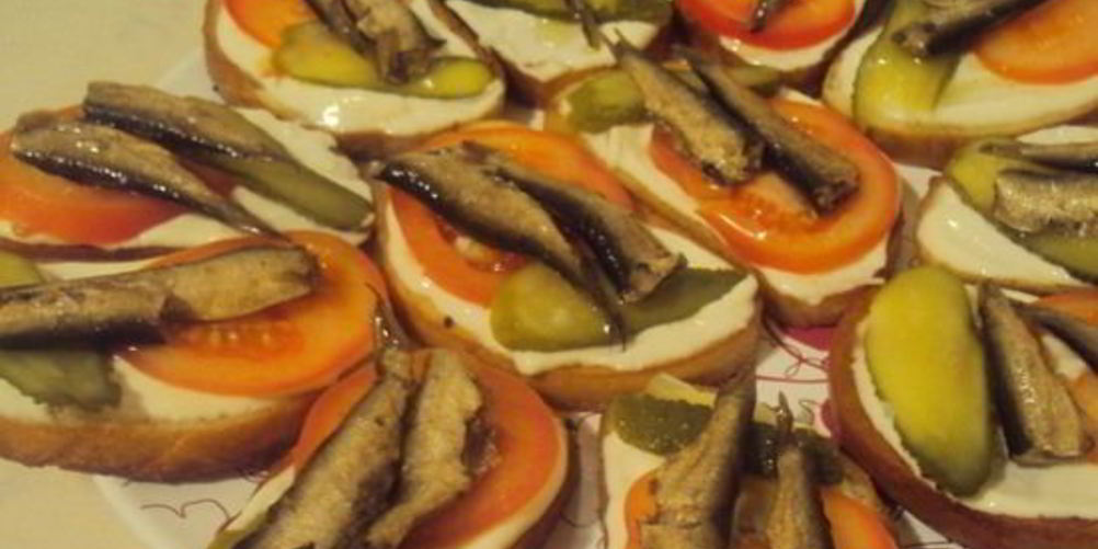 Рецепт бутербродов со шпротами и помидорами