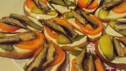 Бутерброды со шпротами и помидорами