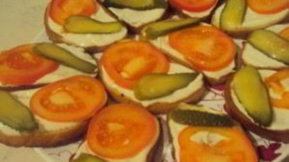 бутерброды со шпротами и помидорами