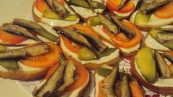 бутерброды со шпротами и помидорами