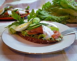 Датский открытый бутерброд с лососем