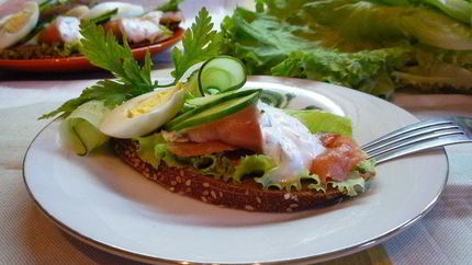 Датский открытый бутерброд с лососем