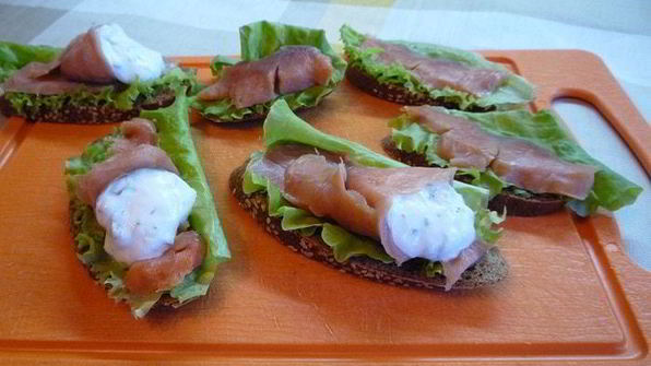 датский открытый бутерброд с лососем