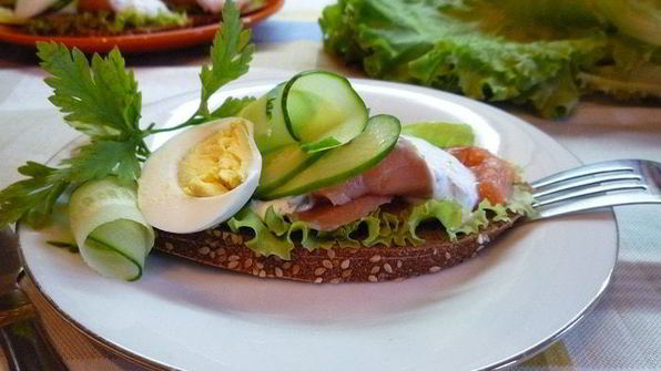 датский открытый бутерброд с лососем