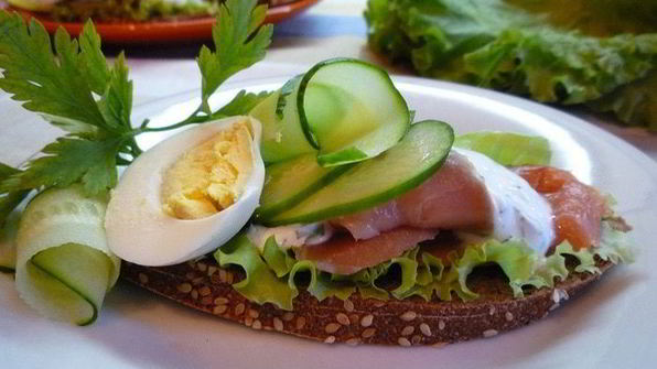 датский открытый бутерброд с лососем