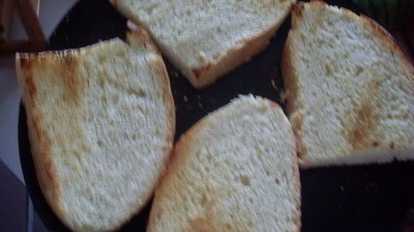 горячие бутерброды из домашнего хлеба с грибами