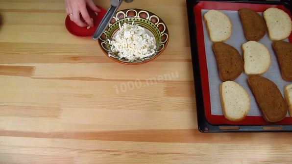 горячие бутерброды с плавленным сыром и чесноком