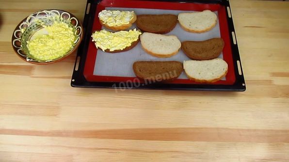 горячие бутерброды с плавленным сыром и чесноком