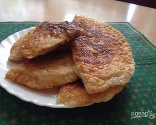 Чебуреки из слоеного теста