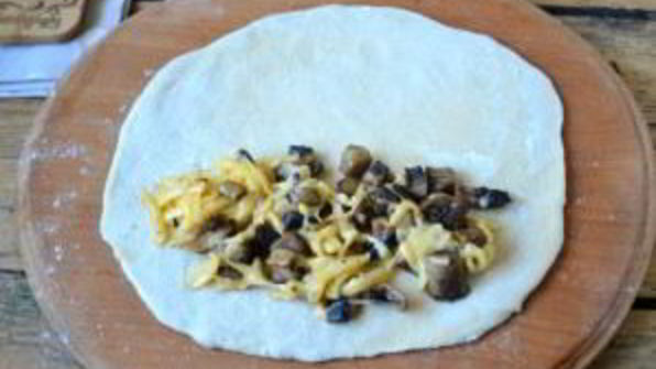 чебуреки с грибами и сыром