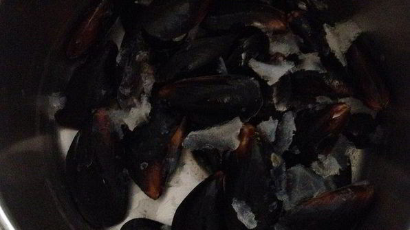 чилийские мидии в шафрановом соусе и мандариновое желе со специями