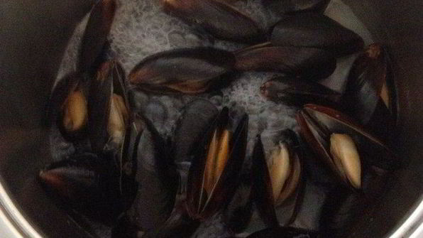 чилийские мидии в шафрановом соусе и мандариновое желе со специями