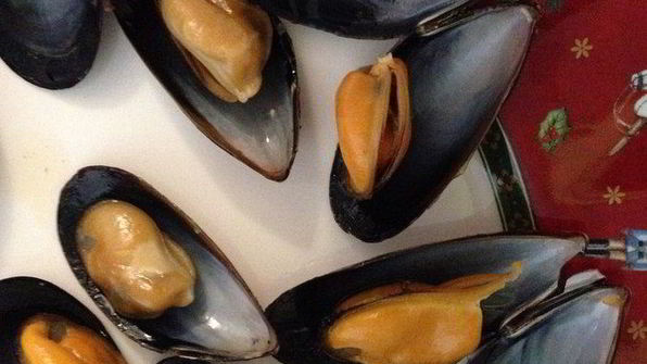 чилийские мидии в шафрановом соусе и мандариновое желе со специями