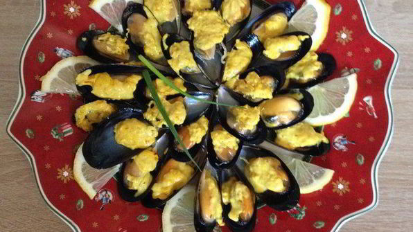 чилийские мидии в шафрановом соусе и мандариновое желе со специями