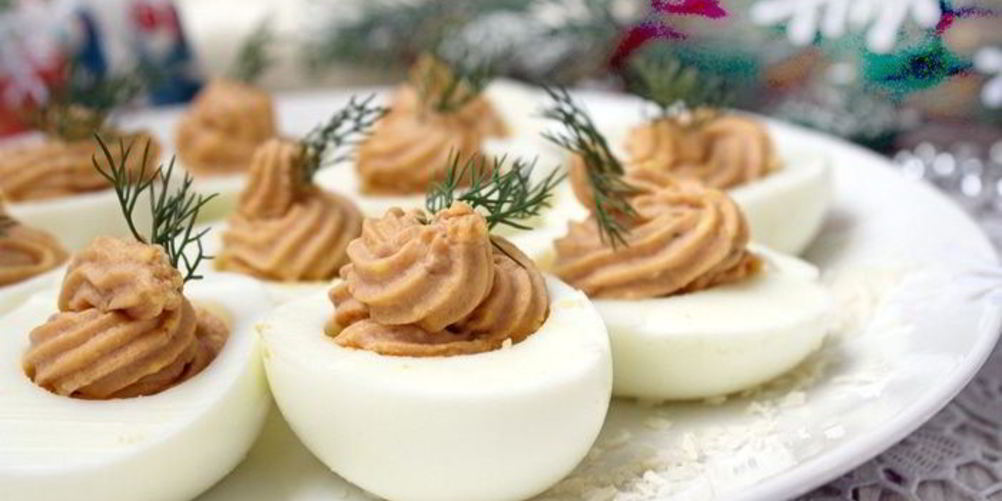 Рецепт фаршированных яиц с паштетом из индейки