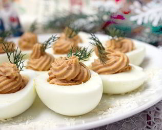 Фаршированные яйца с паштетом из индейки