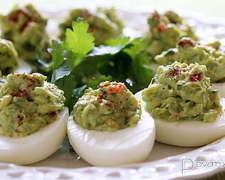 Яйца, фаршированные гуакамоле с беконом