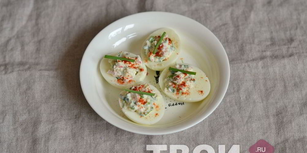 Рецепт яиц, фаршированных крабовым салатом