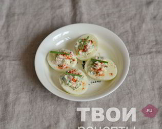 Яйца, фаршированные крабовым салатом
