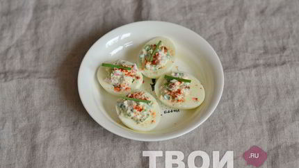 Яйца, фаршированные крабовым салатом