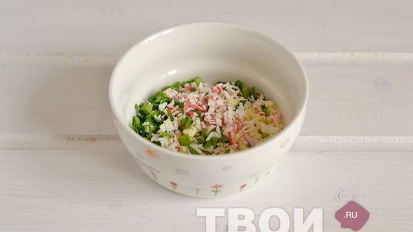 яйца, фаршированные крабовым салатом
