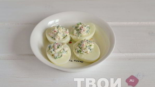яйца, фаршированные крабовым салатом