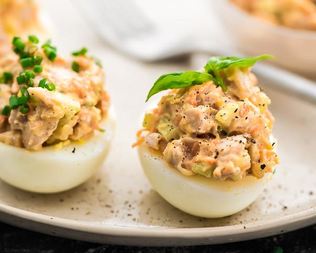 Яйца, фаршированные курицей с овощами