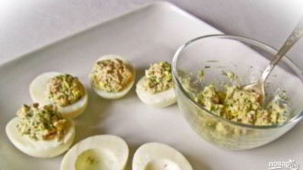 яйца, фаршированные печенью трески