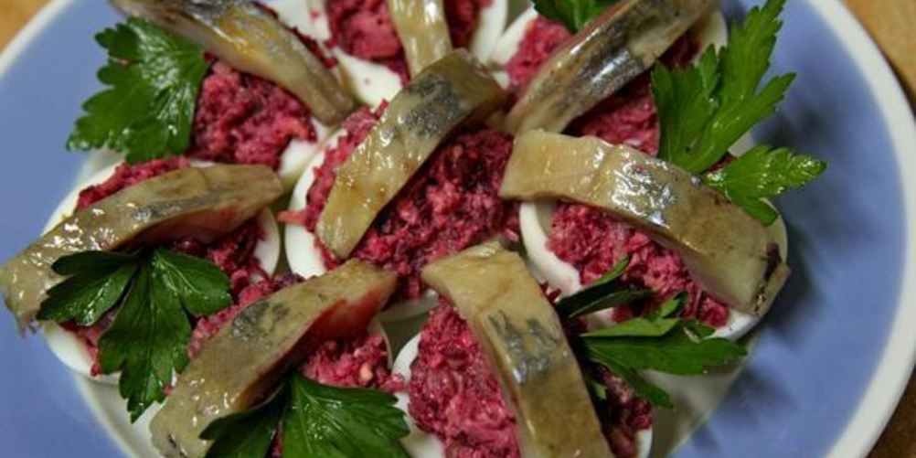Рецепт яиц, фаршированных свеклой с сельдью