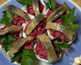 Яйца, фаршированные свеклой с сельдью