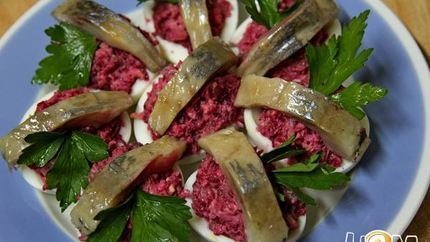 Яйца, фаршированные свеклой с сельдью