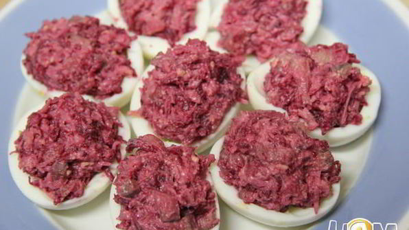 яйца, фаршированные свеклой с сельдью