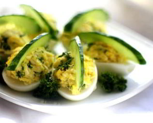 Яйца, фаршированные сыром и чесноком