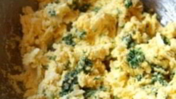 яйца, фаршированные сыром и чесноком