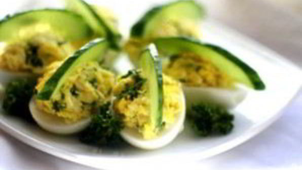 яйца, фаршированные сыром и чесноком