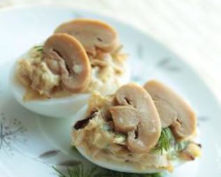 Яйца фаршированные сыром и маринованными грибами