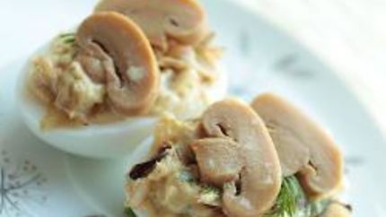 Яйца фаршированные сыром и маринованными грибами