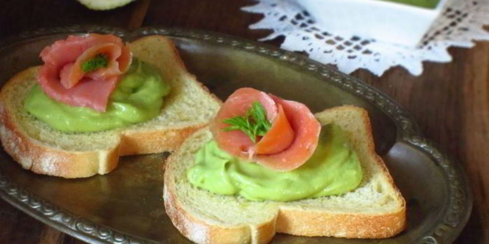 Рецепт чесночных гренков с муссом из авокадо и лососем
