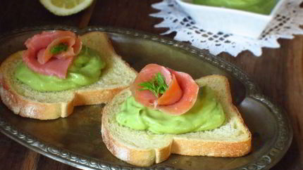 Чесночные гренки с муссом из авокадо и лососем
