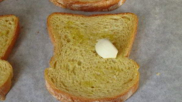 чесночные гренки с муссом из авокадо и лососем