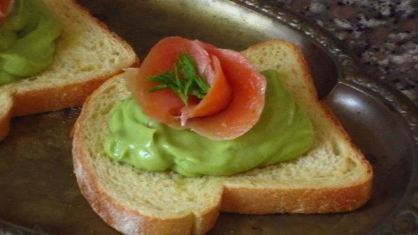 чесночные гренки с муссом из авокадо и лососем